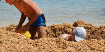 Alldaynews.gr Τραγωδία: Νεκρά δύο παιδιά 9 και 12 ετών που θάφτηκαν στην άμμο