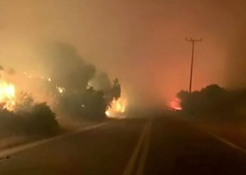 Περιπολικό της ΕΛΑΣ πέρασε μέσα από τις φλόγες για να απομακρύνει πολίτες στον Μαραθώνα (video)