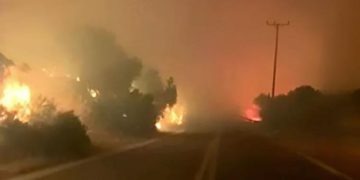 Alldaynews.gr Περιπολικό της ΕΛΑΣ πέρασε μέσα από τις φλόγες για να απομακρύνει πολίτες στον Μαραθώνα (video)