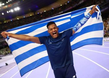 Alldaynews.gr O Εμμανουήλ Καραλής o σημαιοφόρος στην τελετή λήξης