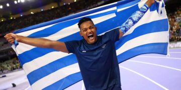 O Εμμανουήλ Καραλής o σημαιοφόρος στην τελετή λήξης