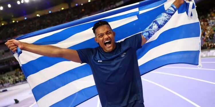 O Εμμανουήλ Καραλής o σημαιοφόρος στην τελετή λήξης