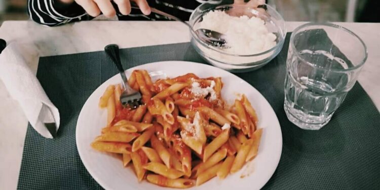 Alldaynews.gr «Ο γιος μου έφαγε μακαρόνια και πέθανε»: Επιδικάστηκε αποζημίωση 300.000 ευρώ – Τι να τα κάνουν τα λεφτά, μπροστά στο χαμό του παιδιού τους