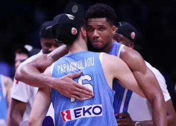 Γ. Αντετοκούνμπο: «Όταν μου είπαν να γίνω σημαιοφόρος, είπα ότι θέλω να το κάνει ο αρχηγός μου, ο Κώστας Παπανικολάου»