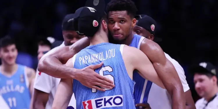 Alldaynews.gr Γ. Αντετοκούνμπο: «Όταν μου είπαν να γίνω σημαιοφόρος, είπα ότι θέλω να το κάνει ο αρχηγός μου, ο Κώστας Παπανικολάου»