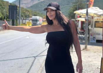 Alldaynews.gr Πασίγνωστη Ελληνίδα τραγουδίστρια έκανε οτοστόπ για να πάει στην Αλβανία
