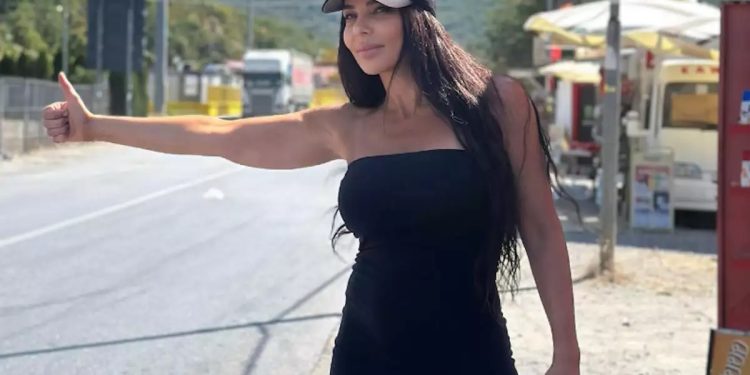Alldaynews.gr Πασίγνωστη Ελληνίδα τραγουδίστρια έκανε οτοστόπ για να πάει στην Αλβανία