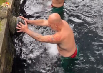 Ο Νίκος Μουτσινάς κάνει εξαγνισμό σε ινδουιστικό ναό στο Μπαλί