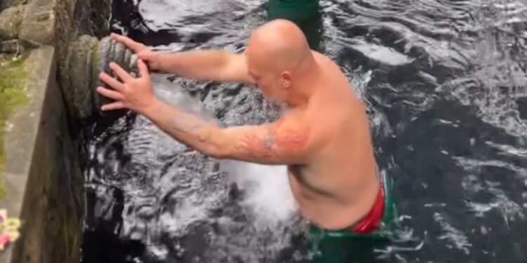 Ο Νίκος Μουτσινάς κάνει εξαγνισμό σε ινδουιστικό ναό στο Μπαλί