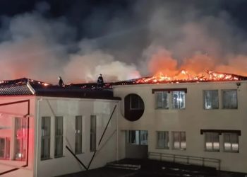 Φωτιά σε δημοτικό σχολείο: Μεγάλες καταστροφές, στο «μικροσκόπιο» βίντεο από κάμερα (video)