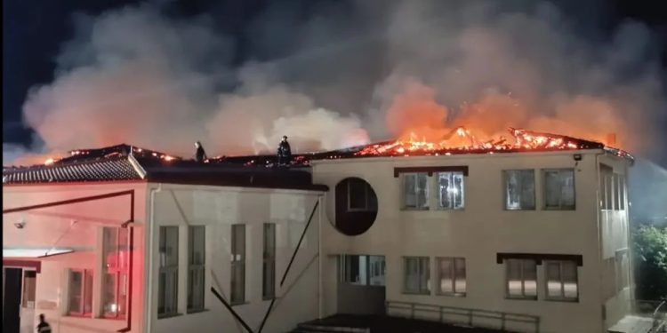 Φωτιά σε δημοτικό σχολείο: Μεγάλες καταστροφές, στο «μικροσκόπιο» βίντεο από κάμερα (video)