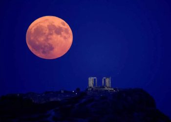 Πανσέληνος Αυγούστου: Εικόνες μαγείας από το «φεγγάρι του Οξύρρυγχου» ή Μπλε Σελήνη