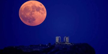 Alldaynews.gr Πανσέληνος Αυγούστου: Εικόνες μαγείας από το «φεγγάρι του Οξύρρυγχου» ή Μπλε Σελήνη