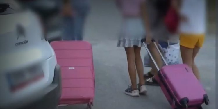 «Το παιδί πνίγηκε και δεν το είδε κανείς» λένε οι συγγενείς της 8χρονης που βρέθηκε νεκρή στην πισίνα της κατασκήνωσης