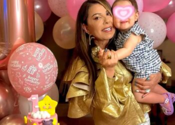 Ξανά μαζί! Η Άντζελα Δημητρίου αγκαλιά με την εγγονή της στα πρώτα της γενέθλια – Η φωτογραφία με την κόρη της και τον γαμπρό της