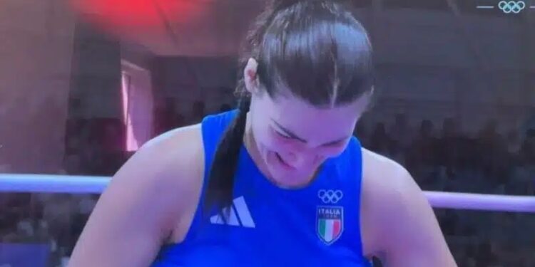 Alldaynews.gr Σάλος: Ιταλίδα πυγμάχος εγκατέλειψε τον αγώνα με την τρανς Imane Khelif μετά από δυνατή γροθιά – Ξέσπασε σε κλάματα