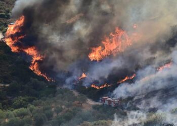 Alldaynews.gr ΕΚΤΑΚΤΟ- Μεγάλη Αναζωπύρωση: Τούμπαρε σε χαράδρα πυροσβεστικό όχημα που έσπευσε για τη φωτιά στην Εύβοια – Τραυματίστηκε ο οδηγός