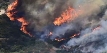 ΕΚΤΑΚΤΟ- Μεγάλη Αναζωπύρωση: Τούμπαρε σε χαράδρα πυροσβεστικό όχημα που έσπευσε για τη φωτιά στην Εύβοια – Τραυματίστηκε ο οδηγός