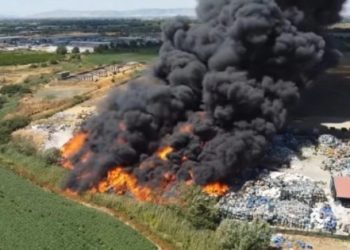 Φωτιά στη Λάρισα: Μαύρος ο ουρανός από τους πυκνούς καπνούς – Video από ψηλά «κόβει την ανάσα»