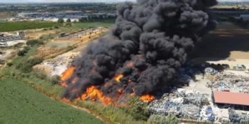 Φωτιά στη Λάρισα: Μαύρος ο ουρανός από τους πυκνούς καπνούς – Video από ψηλά «κόβει την ανάσα»