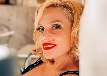 Χωρίς ίχνος μακιγιάζ και με λεοπάρ μπικίνι η Ελεωνόρα Ζουγανέλη αποδεικνύει στα 41 της ότι είναι η απόλυτη Ελληνίδα με φυσική ομορφιά