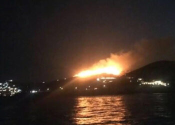 Μεγάλη φωτιά τώρα μέσα στη νύχτα σε νησί – Συναγερμός στην Πυροσβεστική