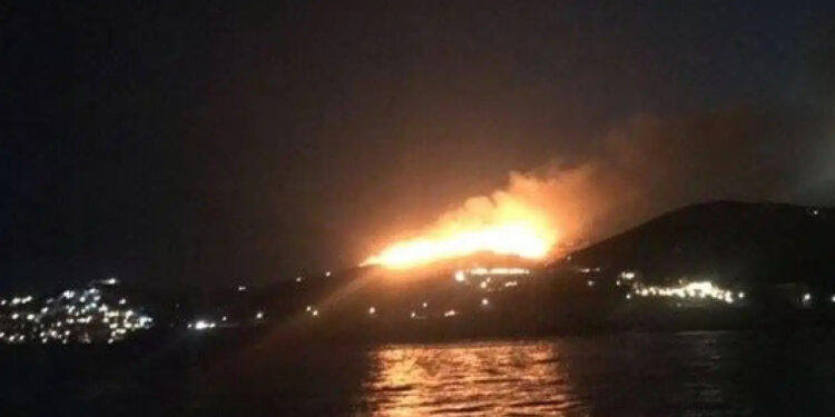 Μεγάλη φωτιά τώρα μέσα στη νύχτα σε νησί – Συναγερμός στην Πυροσβεστική