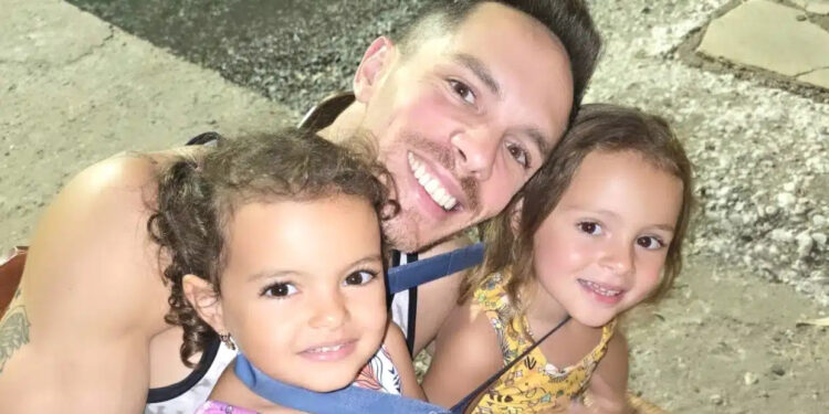 Alldaynews.gr Η κόρη του Λευτέρη Πετρούνια προσπαθεί να μιμηθεί τον μπαμπά της στους κρίκους