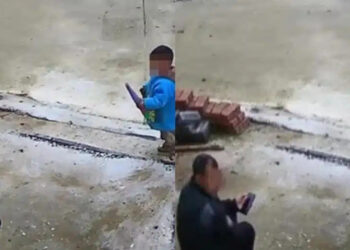 Νέα τραγωδία – Νεκρό τριών χρόνων παιδάκι πνίγηκε μπροστά στον παππού του κι εκείνος χάζευε στο κινητό