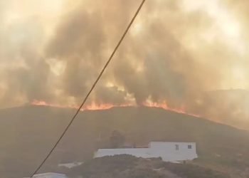 EKTAKTO – Καίγεται ελληνικό νησί – Ασταμάτητη η φωτιά – Απομακρυνθήκαν άνθρωποι