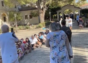 Κεφαλονιά: Πλήθος πιστών έκαναν αλυσίδα στο έδαφος για να περάσει το σκήνωμα του Αγίου Γερασίμου