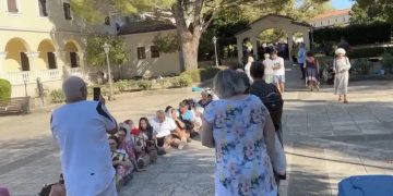 Κεφαλονιά: Πλήθος πιστών έκαναν αλυσίδα στο έδαφος για να περάσει το σκήνωμα του Αγίου Γερασίμου