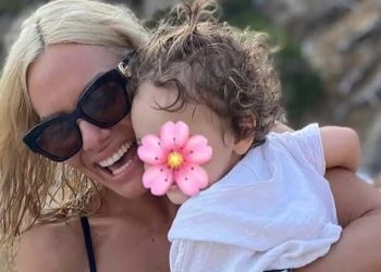 Ελληνίδα παρουσιάστρια έγινε μαμά και δεν αποχωρίζεται ούτε δευτερόλεπτο την κορούλα της