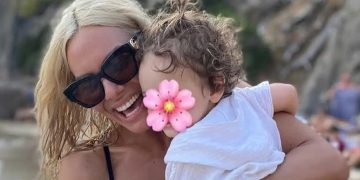 Ελληνίδα παρουσιάστρια έγινε μαμά και δεν αποχωρίζεται ούτε δευτερόλεπτο την κορούλα της