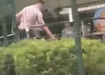 Πατέρας έσφαξε μέχρι θανάτου πλανόδιο πωλητή γιατί έβγαλε μαχαίρι μπροστά στην κόρη του