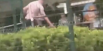 Πατέρας έσφαξε μέχρι θανάτου πλανόδιο πωλητή γιατί έβγαλε μαχαίρι μπροστά στην κόρη του