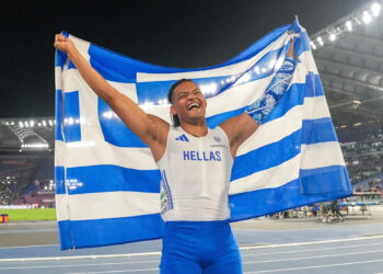 Ο Εμμανουήλ Καραλής σημαιοφόρος της Ελλάδας στην τελετή λήξης των Ολυμπιακών Αγώνων