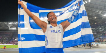 Ο Εμμανουήλ Καραλής σημαιοφόρος της Ελλάδας στην τελετή λήξης των Ολυμπιακών Αγώνων