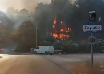 Νέα μεγάλη φωτιά τώρα κοντά σε σπίτια – Συναγερμός στην Πυροσβεστική – Επιχειρούν 7 αεροσκάφη