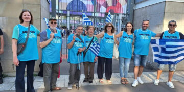 Alldaynews.gr Μίλτος Τεντόγλου: Στο Παρίσι ο παππούς, η γιαγιά και όλη του η οικογένεια με τρομερά μπλουζάκια