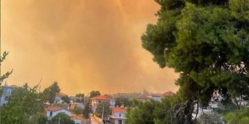 Alldaynews.gr Δύο μεγάλες φωτιές τώρα στην Αττική κοντά σε σπίτια – Εκκενώνονται περιοχές – Δήμαρχος:«Έχουν ήδη καεί κάποια σπίτια»