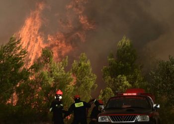 Εκκενώνεται Ροδόπολη, Αμυγδαλέζα Σταμάτας και Γραμματικό λόγω της μεγάλης φωτιάς στο Βαρνάβα! Γιγαντιαία κινητοποίηση και μάχη με το χρόνο