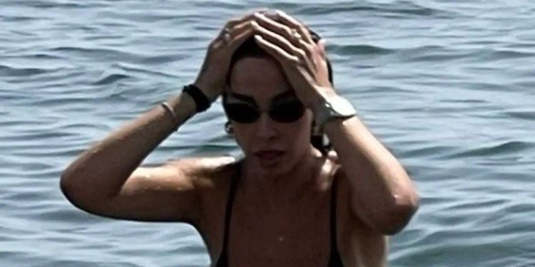 Alldaynews.gr Σαν Αναδυομένη Αφροδίτη – Η πιο αγαπημένη τραγουδίστρια της Ελλάδας βγαίνει από την παραλία σαν κορίτσι του Τζέιμς Μποντ