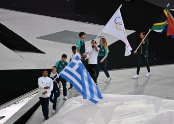 Τελετή Λήξης: Σημαιοφόροι Εμμανουήλ Καραλής και Ευαγγελία Πλατανιώτη
