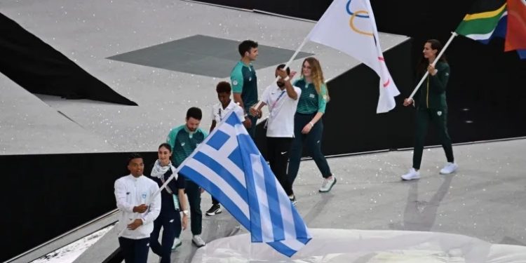 Alldaynews.gr Τελετή Λήξης: Σημαιοφόροι Εμμανουήλ Καραλής και Ευαγγελία Πλατανιώτη