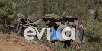 Πυροσβεστικό Όχημα Ανατράπηκε στην Εύβοια – Σώος ο 35χρονος Οδηγός