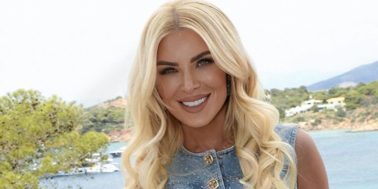 Η Κατερίνα Καινούργιου δημοσίευσε την πρώτη της ολόσωμη φωτογραφία, μετά τη φήμη ότι είναι έγκυος