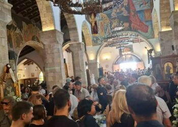 Σπαραγμός στην κηδεία του 32χρονου πυροσβέστη που σκοτώθηκε σε φαράγγι – Τραγική φιγούρα η μητέρα του