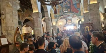 Alldaynews.gr Σπαραγμός στην κηδεία του 32χρονου πυροσβέστη που σκοτώθηκε σε φαράγγι – Τραγική φιγούρα η μητέρα του