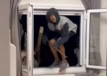 Τον απόλυτο τρόμο έζησε οικογένεια τουριστών – Προσπάθησαν να διαρρήξουν το σπίτι τους με σφυριά